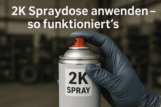 Eine Hand mit Schutzhandschuh hält eine 2K Spraydose, bereit zur Anwendung. Der Text „2K Spraydose anwenden – so funktioniert’s“ erklärt die richtige Nutzung der 2-Komponenten-Spraydose.