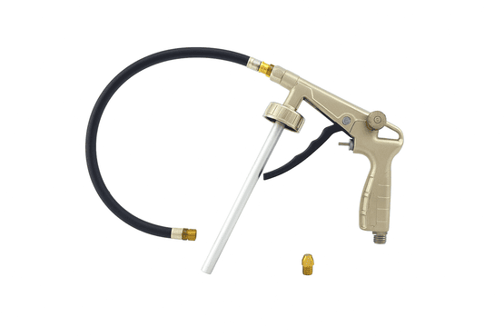 Silber-Goldfarbene Unterbodenschutzpistole, freigestellt, mit starrem Saugrohr, einer separaten, flexiblen schwarzen Hohlraumsonde und einem Düsenaufsatz.