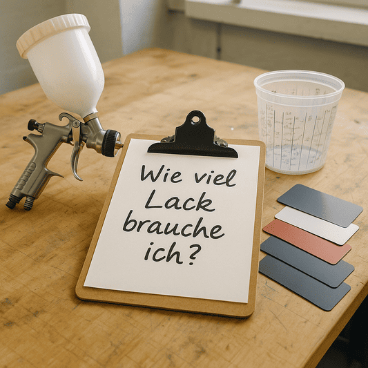 Wie viel Lack wird wirklich benötigt? Dieses Bild zeigt Lackierzubehör, Farbmuster und die zentrale Frage auf einem Klemmbrett – ideal zur Veranschaulichung von DIY-Projekten und Autolackierungen. Perfekt geeignet für Inhalte rund um den Lackmengenrechner und präzise Mengenplanung.