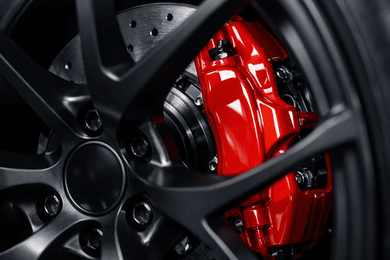 Nahaufnahme eines professionell glänzenden Bremssattels nach dem Prozess Bremssattel lackieren mit der Spraydose.