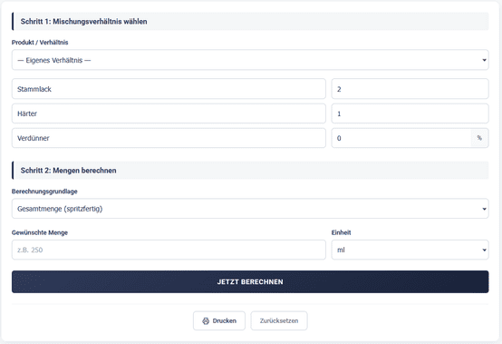 Screenshot der Benutzeroberfläche des Mischungsverhältnis-Rechners. Zu sehen sind Eingabefelder für ein individuelles Verhältnis (Beispiel: 2 Teile Stammlack zu 1 Teil Härter) sowie die Berechnungsgrundlage 'Gesamtmenge (spritzfertig)'. Der Button 'Jetzt berechnen' startet die Kalkulation der Milliliter-Angaben.