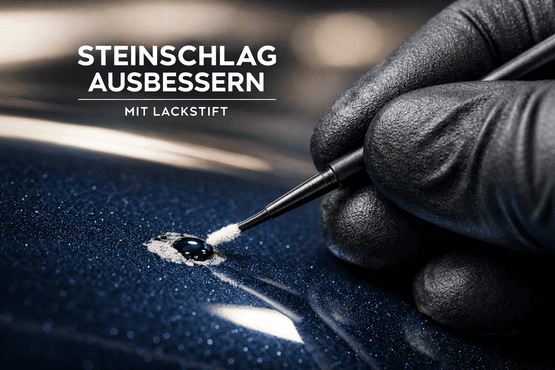 Nahaufnahme einer Hand in einem schwarzen Handschuh, die mit der feinen Spitze von einem Lackstift dunkelblaue Farbe in einen kleinen Steinschlag tupft. Im Bild steht der Text "Steinschlag ausbessern mit Lackstift".