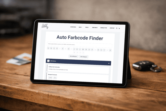 Ein Tablet auf einem Holztisch zeigt das digitale Tool Auto Farbcode Finder. Auf dem Bildschirm ist eine alphabetische Herstellerliste zu sehen, bei der der Reiter für Alfa Romeo aufgeklappt ist und den Aufbau des Farbcodes erklärt. Im Hintergrund liegt ein unscharfer Autoschlüssel.