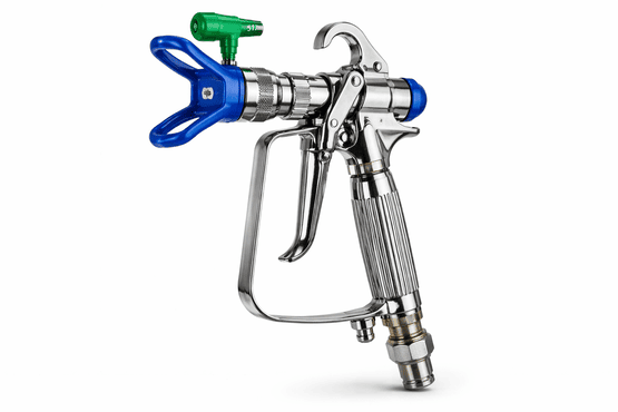 Nahaufnahme einer glänzenden Airless-Lackierpistole aus Edelstahl mit blauer Düsenhalterung und einer grünen 517-Wendedüse auf weißem Hintergrund.