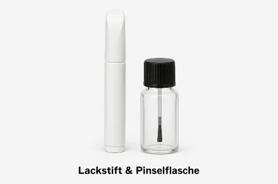 Produktbild eines weißen Lackstifts und einer transparenten Pinselflasche mit schwarzem Schraubverschluss auf hellem Hintergrund. Links steht ein schlanker, weißer Lackstift mit abgerundeter Kappe, rechts eine kleine Glasflasche mit integriertem Pinselapplikator. Unter den Produkten steht der Schriftzug „Lackstift & Pinselflasche“.